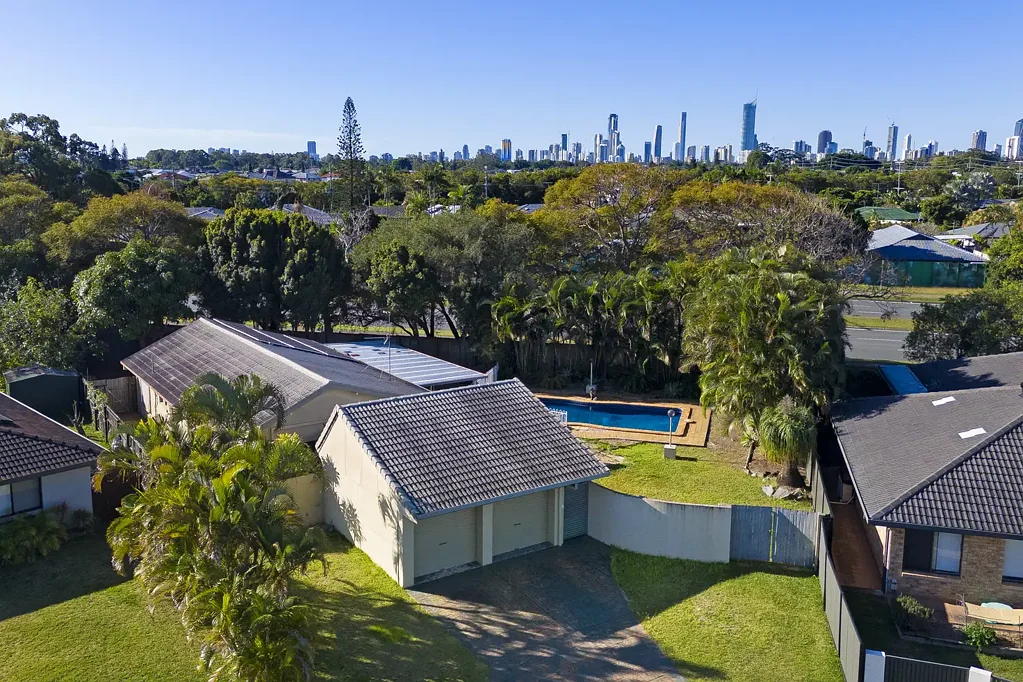 Clear Island Waters 4chambre PRICE REDUCTION - Big Block, Big Opportunity
