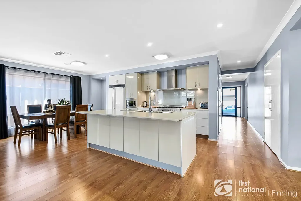 Cranbourne North 4房 家庭友好社区 四卧两浴住宅 太阳能系统 主卧带卫浴WIR 巨大活动区 女主人厨房 易维护花园 步行至学校商圈 Quality Family Living