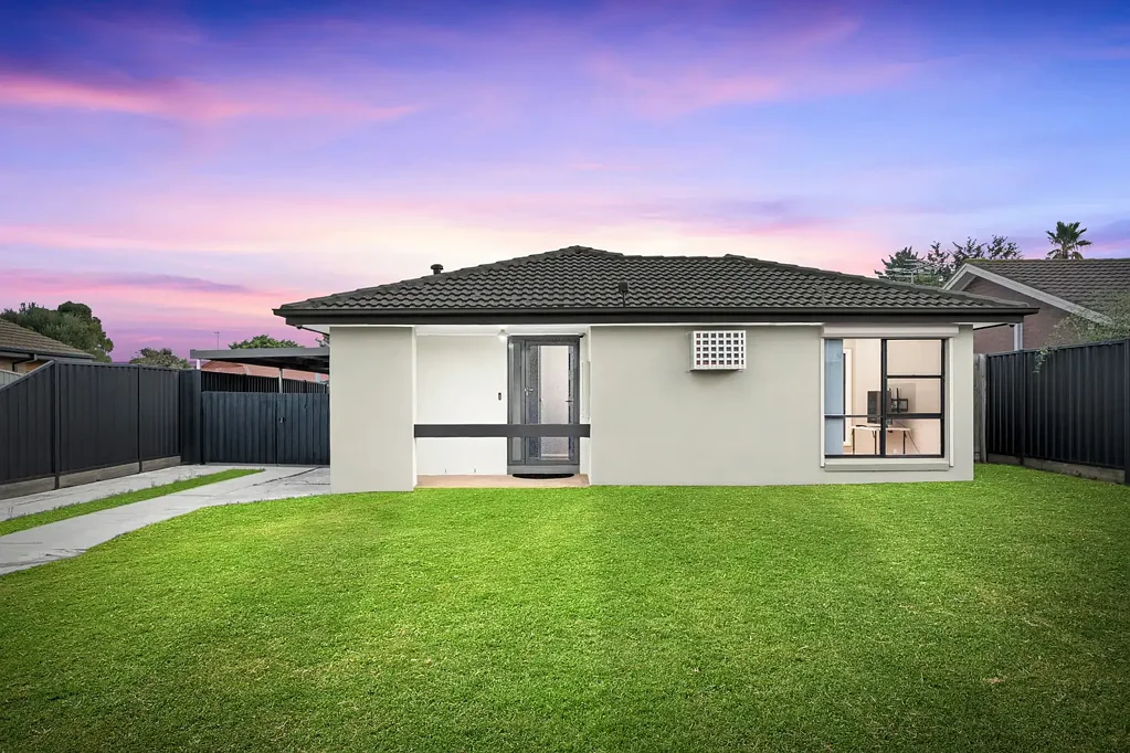 Werribee 3침실 Secure Family Home on Generous Land – Move-In Ready with Exceptional Parking & Outdoor Space