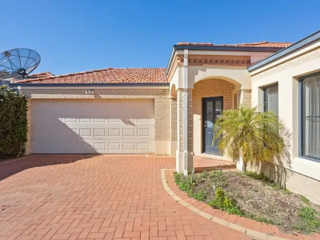 Spacious 4-Bedroom Family Home for Rent in Sought-After Como