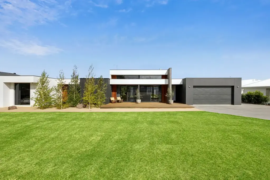 Torquay 4房  STUNNING DENNEHY HOME – A COASTAL HOME WITH LUXURY & SPACE