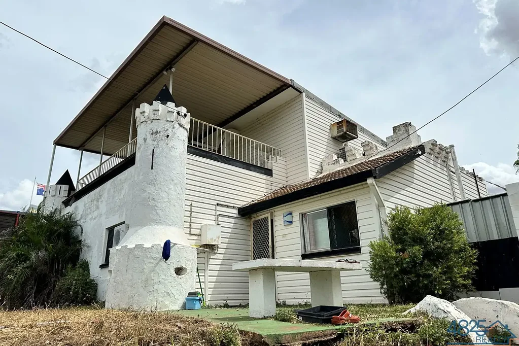 Mount Isa 3Kwarto Something special with turrets and views is this the home for you?