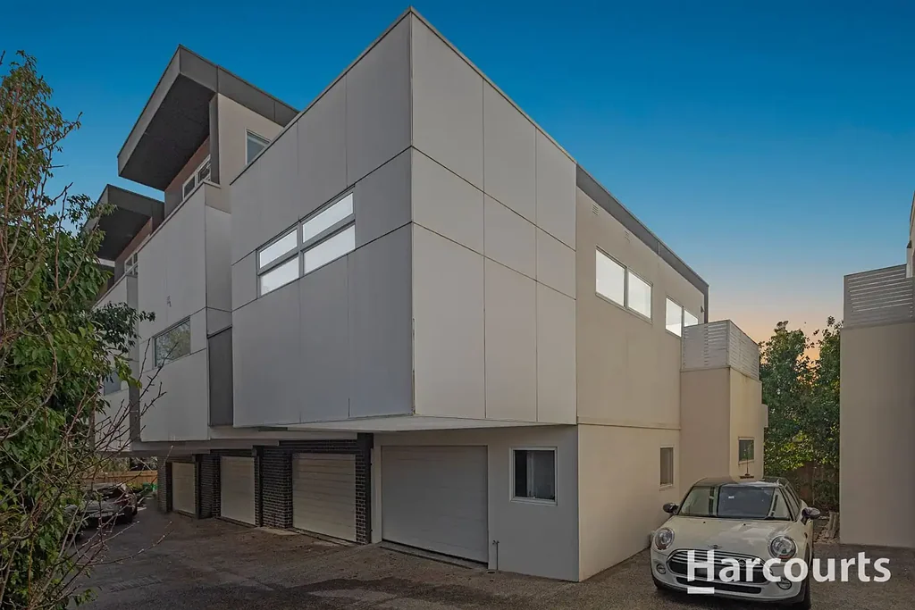 Sunny Town Home Opposite Burwood Brickworks