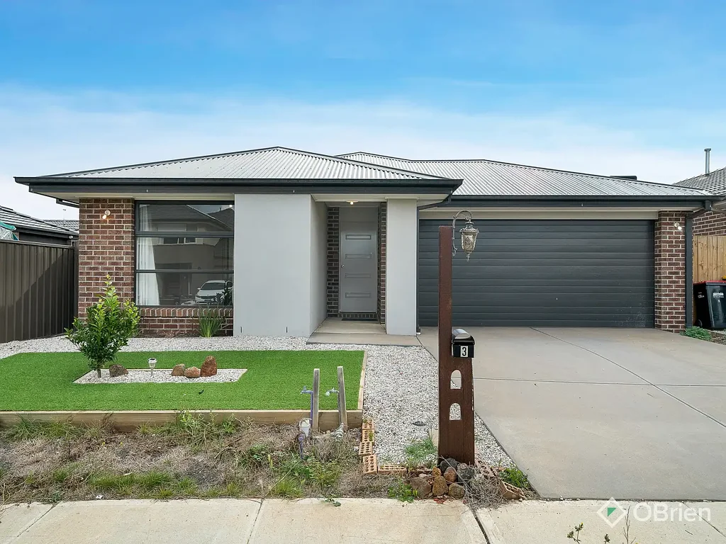 Modern 4-Bedroom Family Home in the Heart of Cobblebank Available Now!