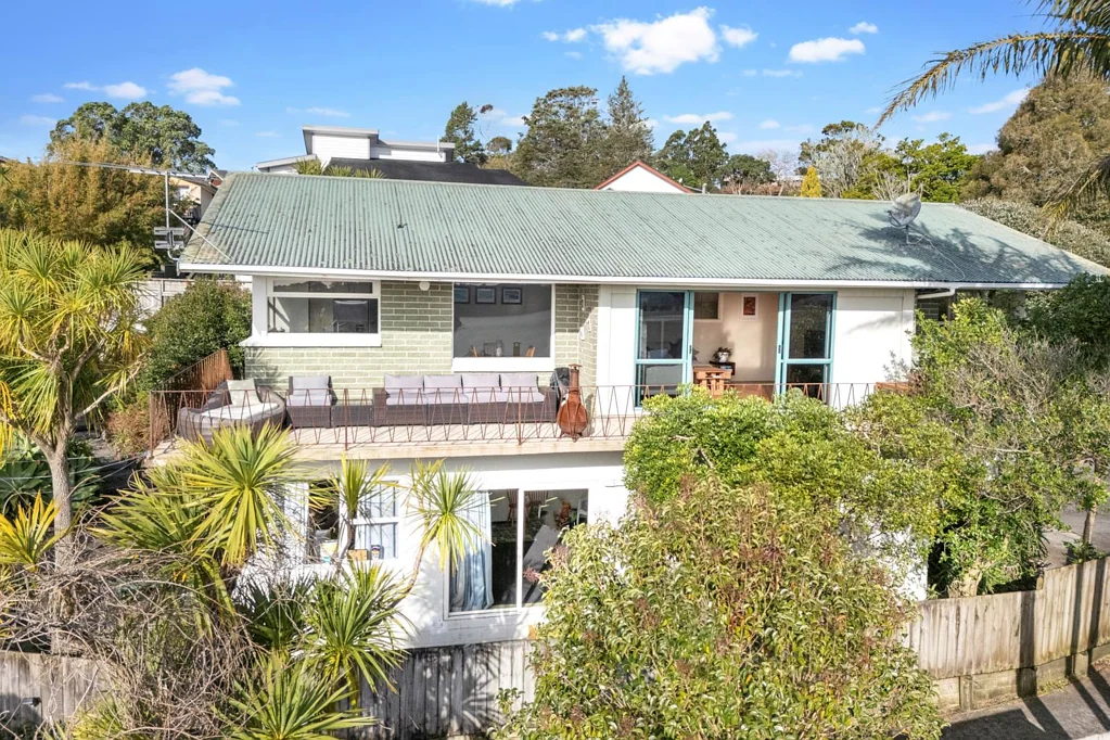 Bayview 4房  Home And Income With A View!