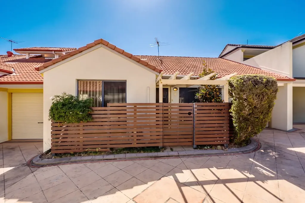 Woody Point 3房 3卧室地面层-私人庭院-步行即可抵达海边！ 3 Bedroom Ground Level-Private Courtyard-Short Walk To The Water!