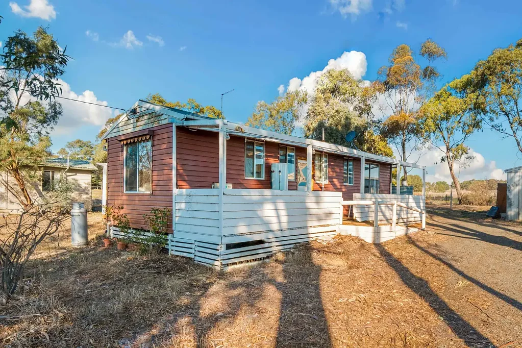 Clunes 4બેડરૂમ Dual Dwellings – Renovator’s Opportunity with Lifestyle Appeal in Clunes