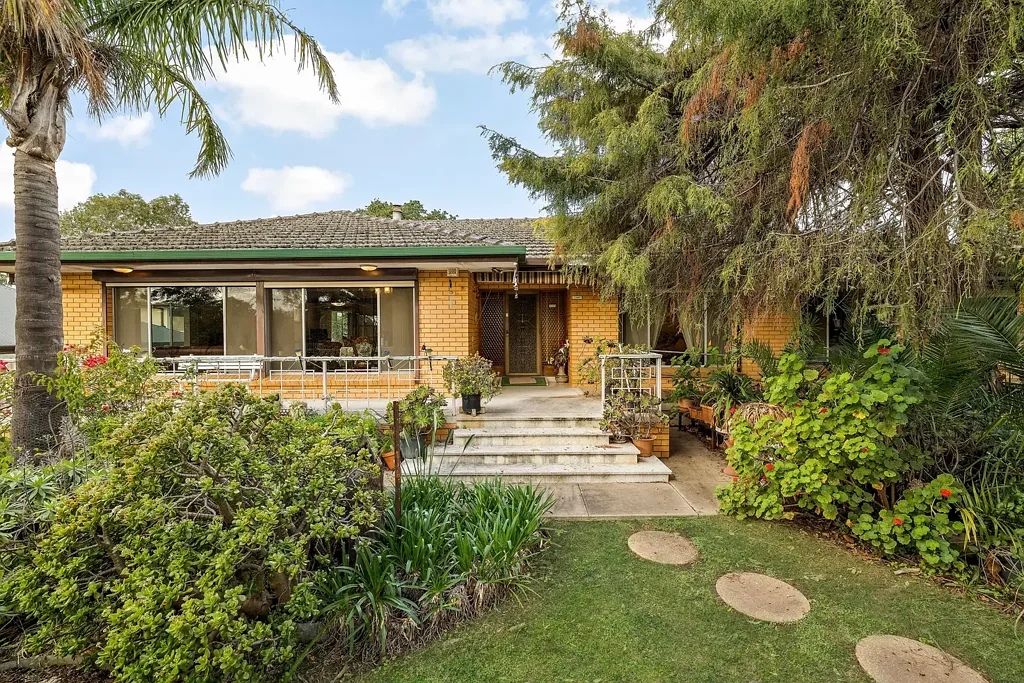 Rostrevor 4房  Super-Sized 1821sqm (approx) Allotment With Vast Potential In Blue-Chip Foothills' Location