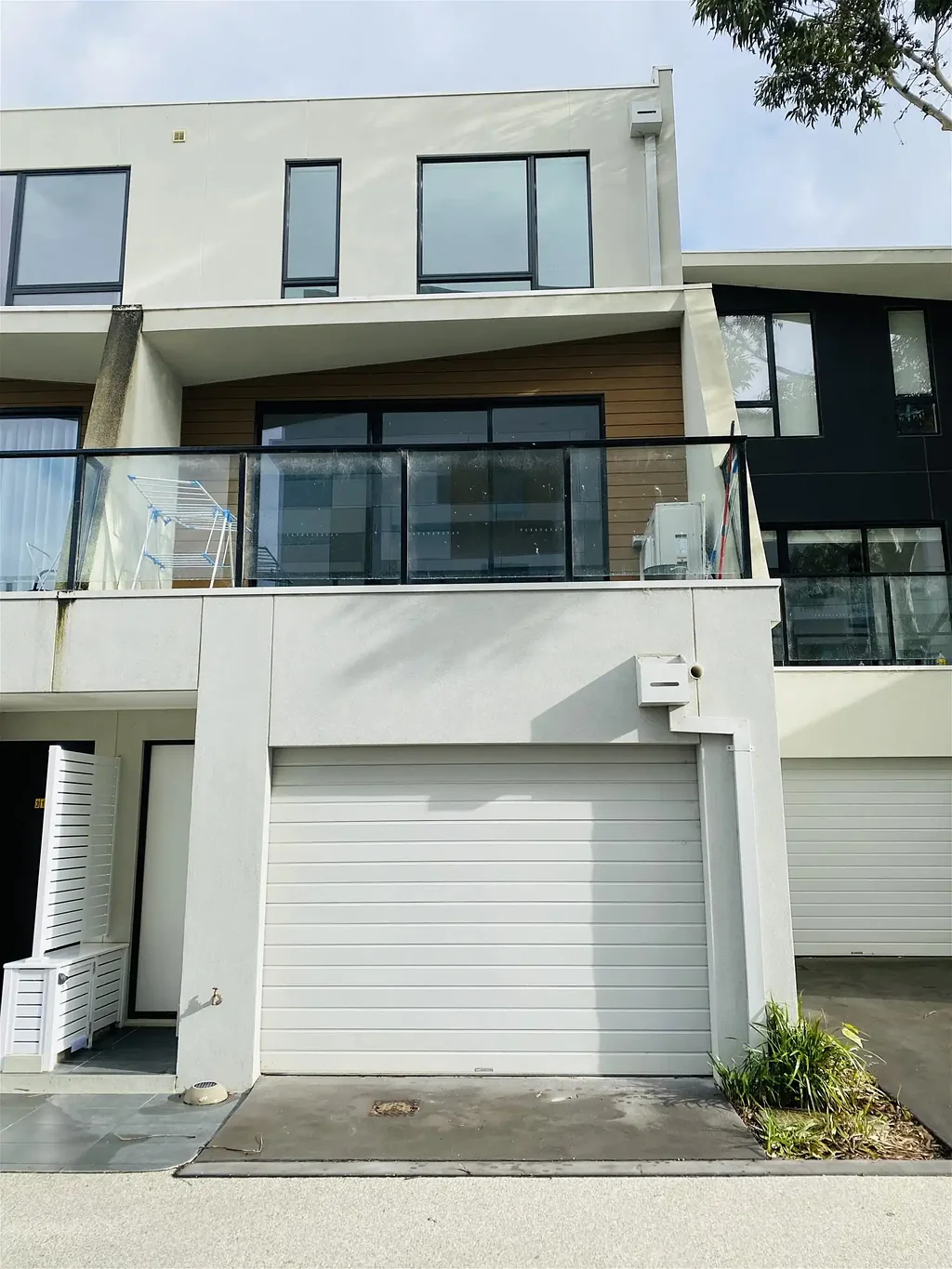 Furnished 4 Bedrooms 4 Bathroom 2 Study 2 Carspace Townhouse