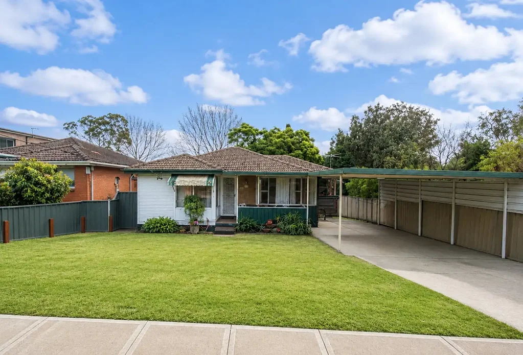 Electricity, Water & Grass Maintenance Included In Rent !!