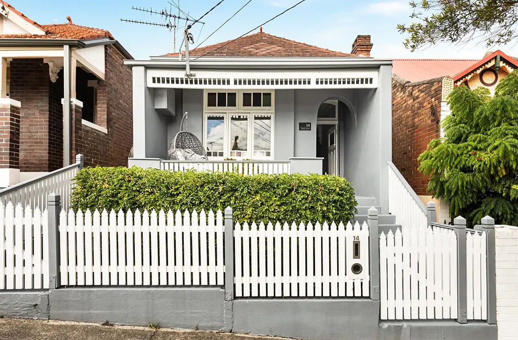 Marrickville 3房 全屋时尚装修 开放式布局 自然采光充沛 Caesarstone台面 优质电器 全屋空调 私人庭院 便捷交通 A stylish sanctuary for the modern entertainer