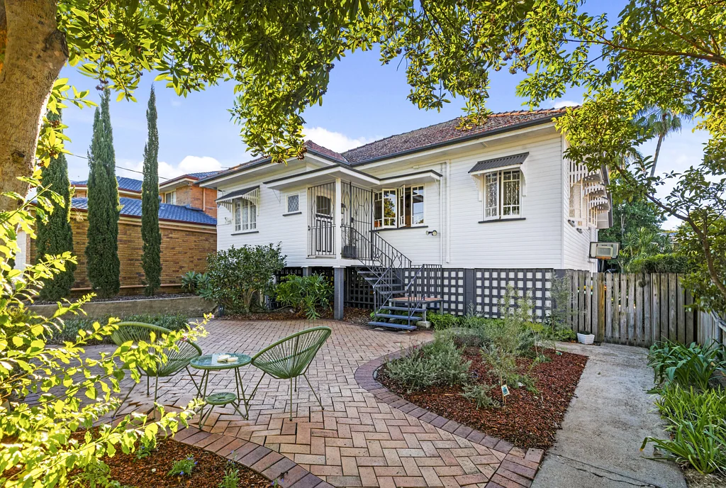 Nundah 4房 绿树成荫高地 607m² 优选朝北 3卧4房 Bosch厨房 遮荫后院 步行公园 学校 Delightful Family Home in Sought After Pocket
