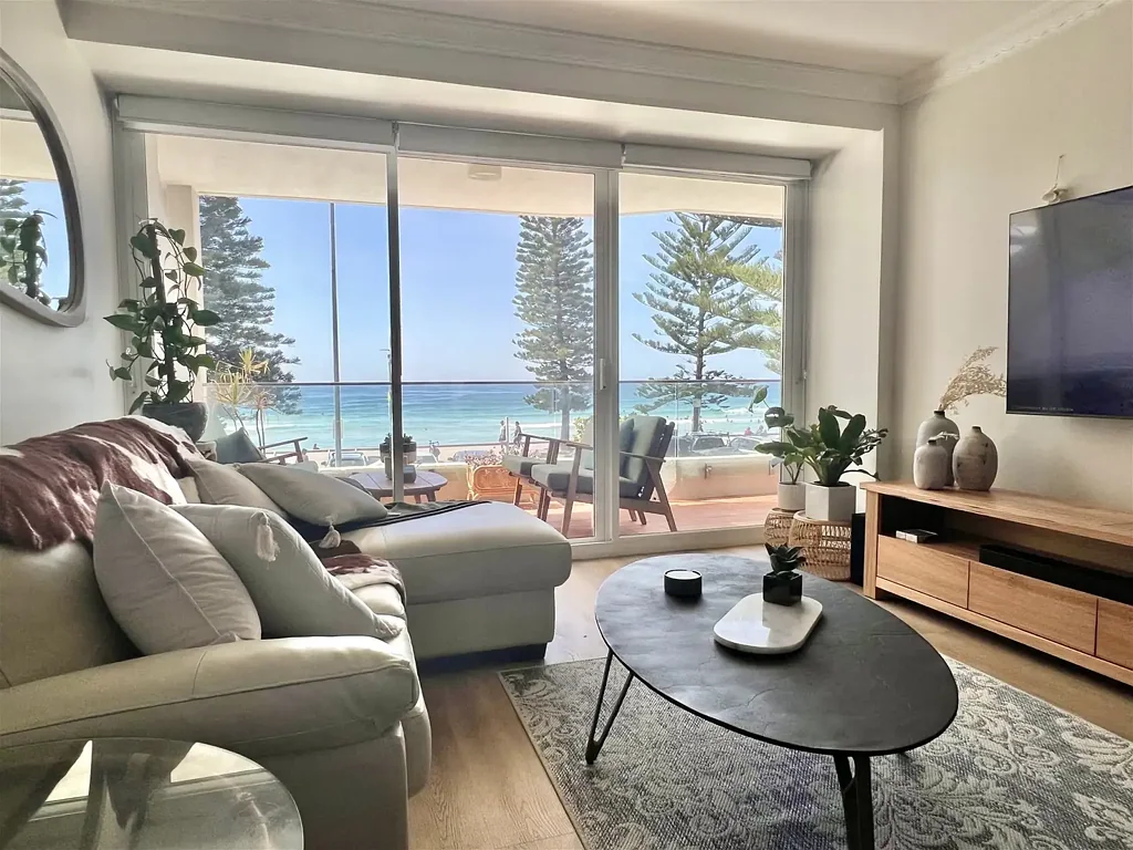 Breathtaking uninterupted beach views