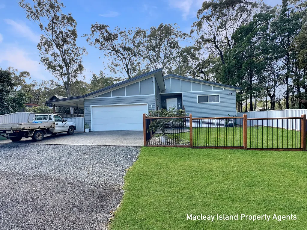 Macleay Island 3房 三卧两卫现代宅 高天花板 开放式空间 岛屿生活 壮观厨房 岛屿吧台 黑色橱柜 优质电器 宽敞露台 主卧避风港 步入式衣帽间 套间浴室 独立浴缸 地板瓷砖 双车库 内部通道 Macleay Island 繁华近便 Contemporary Bespoke Home with Style and Space