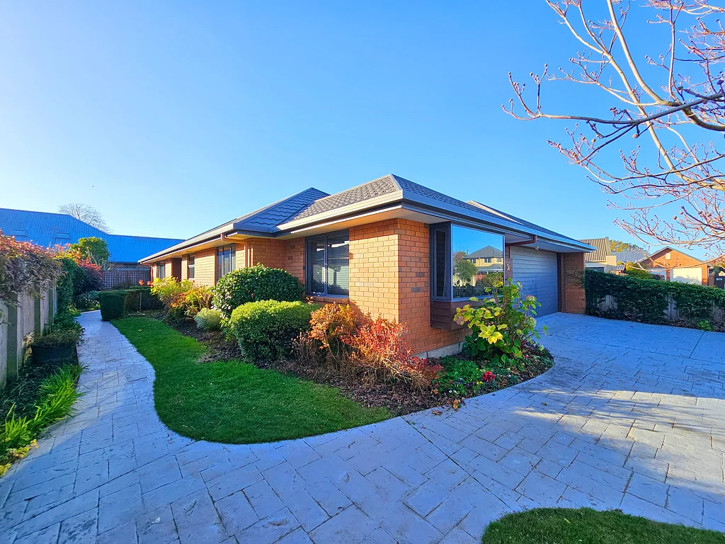 Spacious & Sunny Springlands Home
