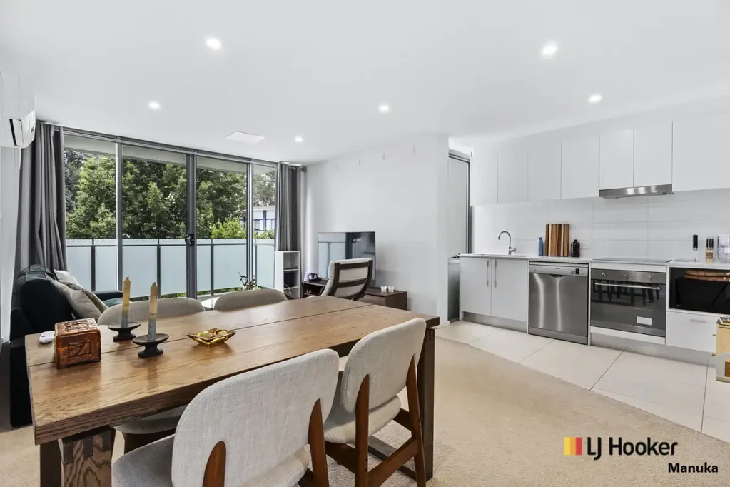 Yarralumla 2部屋 Expansive North Facing Living, With 2 Terraces