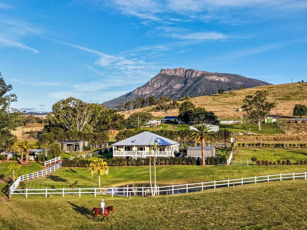 Maroon 4침실 A RARE 21 ACRES WITH NATURAL SCENIC RIM BEAUTY
