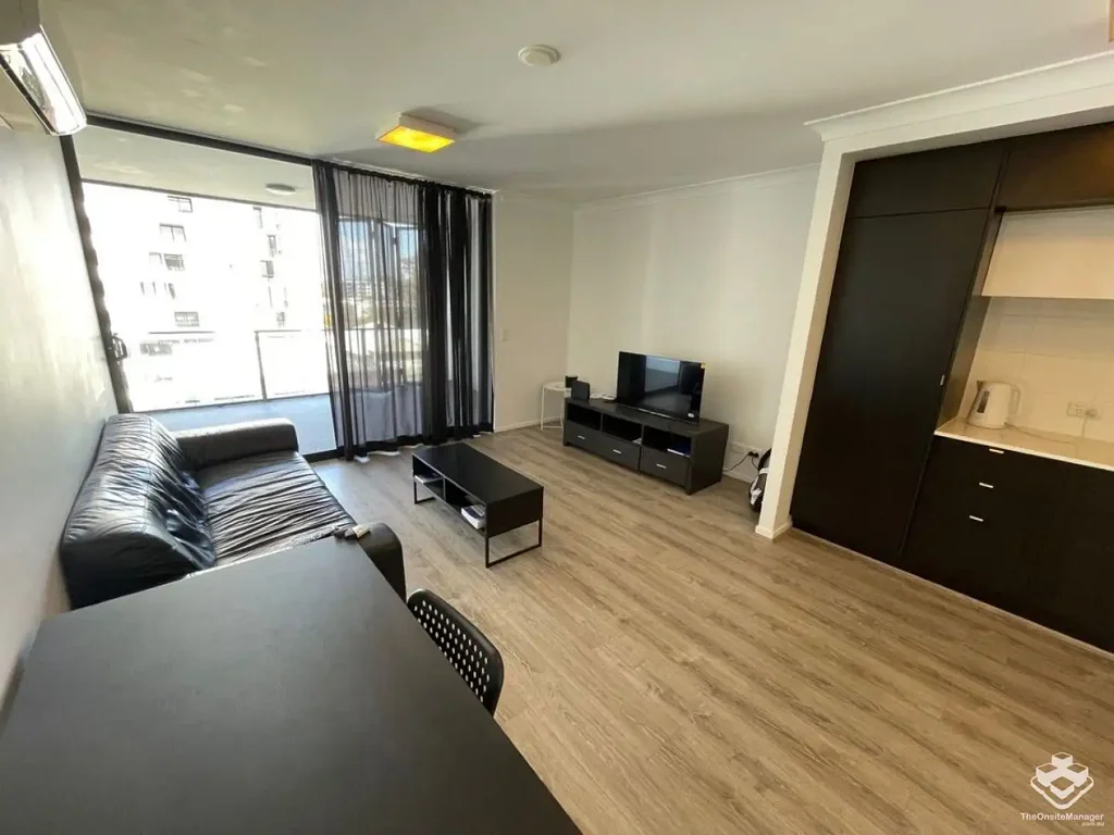 Furnished spacious 1 bedroom + study + underground parking, 500 m from Westfield shopping mall