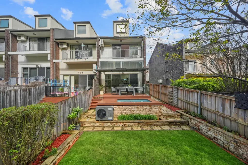 Dundas Valley 4 Slaapkamer Exceptional Family Townhouse with Reserve Views & Four-Car Garage