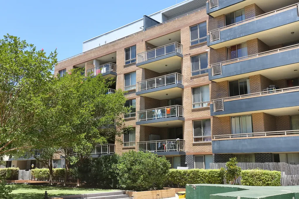 Modern Apartment North-South Facing Above Shopping Centre