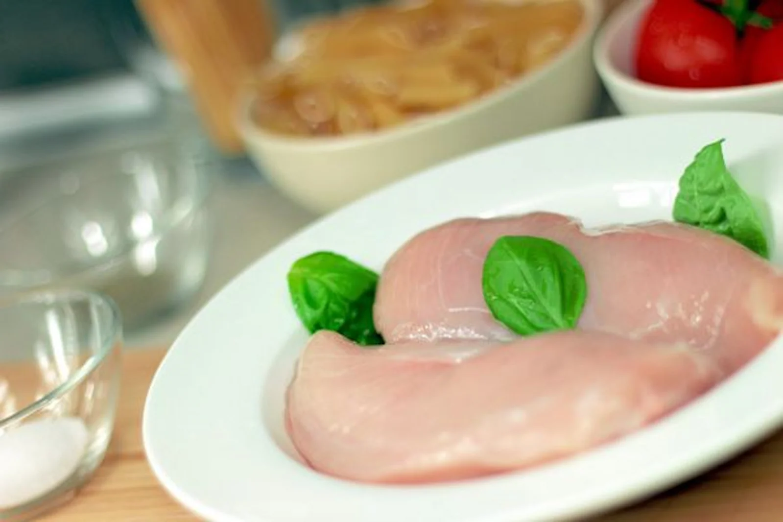为什么烹饪生鸡肉前用水冲洗要小心？