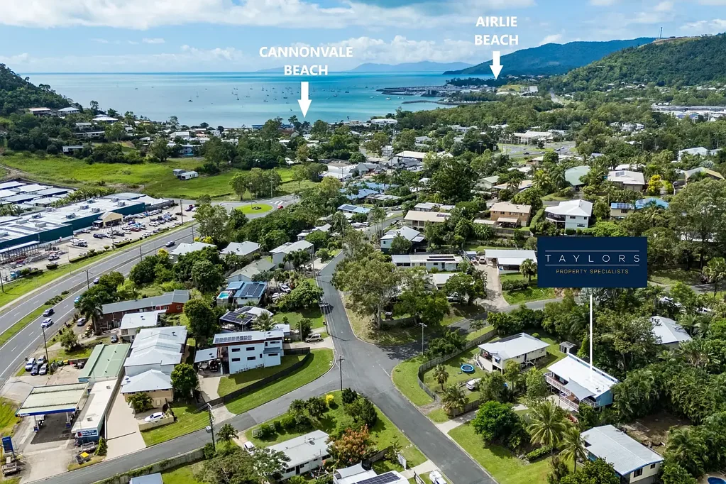 Cannonvale 3房  Raked Ceilings, Character Charm & Market Entry Appeal