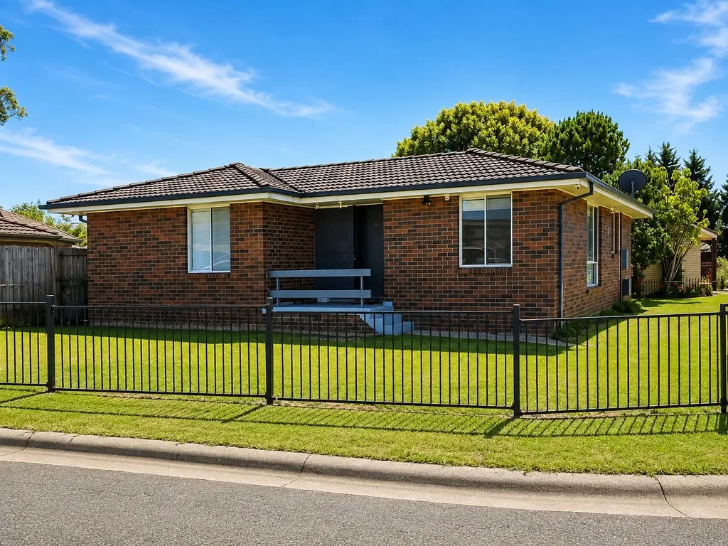 Modern Three-Bedroom Home with Spacious Backyard in Cul-de-Sac !!