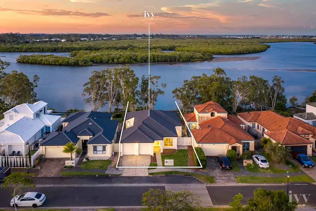 Coombabah 4Kwarto Spacious Family Living with Stunning Water Views