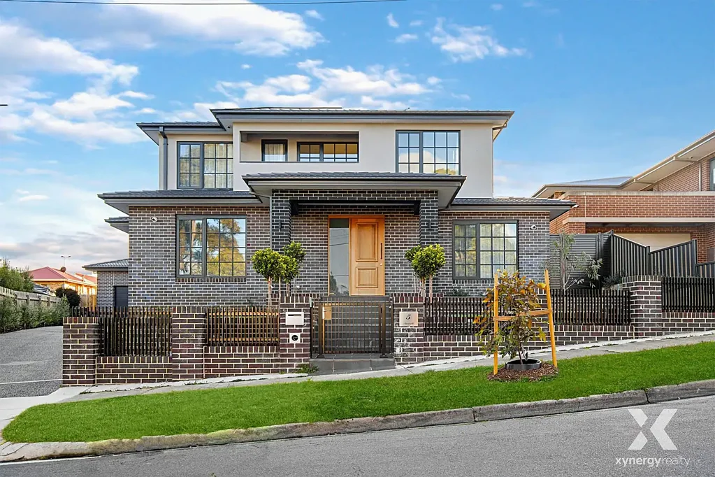 Spacious 4 Bedroom Townhouse in Prime Glen Waverley Location