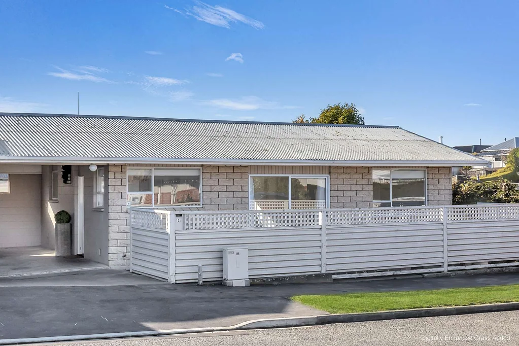 West End 2 Slaapkamer Solid, Sunny & Super Convenient!