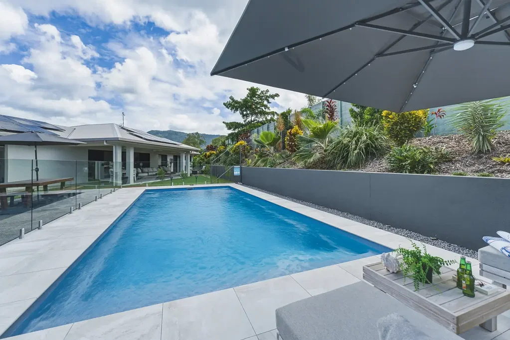Clifton Beach 4房  Near New Immaculate Home | Walking Distance Just Minutes from the Beach | Large Pool