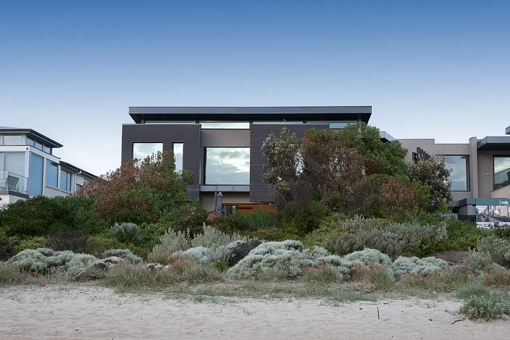 Aspendale 3 Slaapkamer Absolute Beachfront Luxury in Aspendale's Most Exclusive Coastal Lane