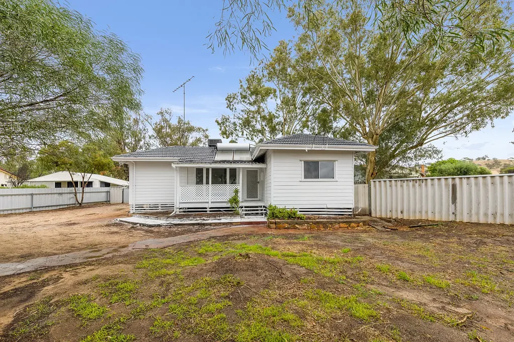 Northam 3房  Charming Corner Block Opportunity – Updated Home on Spacious 938m² with Endless Potential