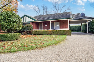Bright 2chambre Low-Maintenance, Resort Escape in the Heart of Bright