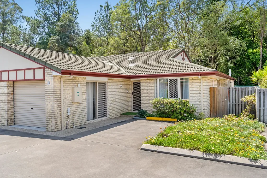 Ferny Grove 3બેડરૂમ IDEAL DOWNSIZER OR INVESTMENT TOWNHOUSE IN WELL-CONNECTED POSITION