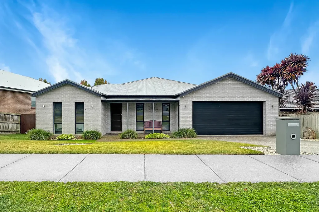 Warragul 4 Bedroom 4 Bedrooms, Shed, Elevated Deck & Scenic Views