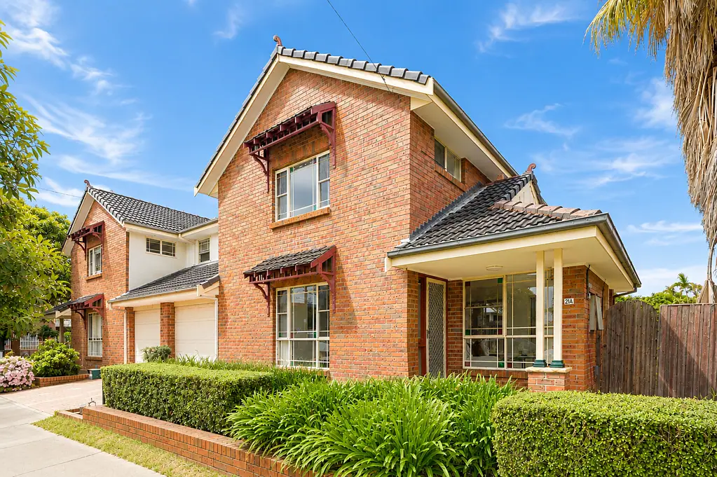 Granville 3房 宽敞的 Torrens Title 住宅，拥有卓越的户外生活空间 Sun-Drenched Parkside Living Opposite F.S. Garside Park