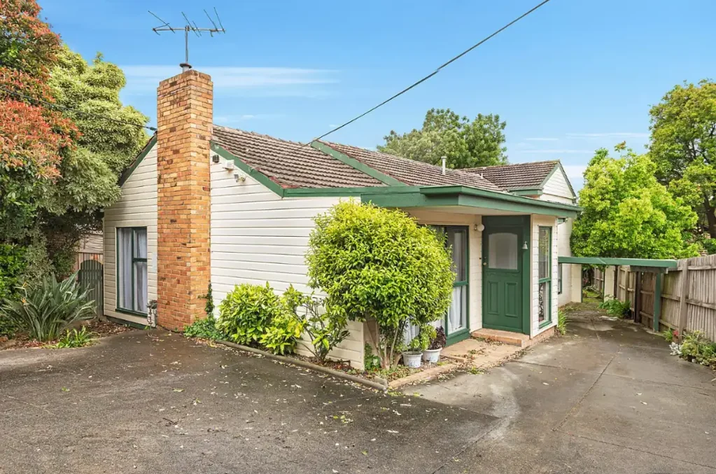 Burwood 8غرفة نوم Immense Opportunity in the Mount Waverley Secondary College Zone