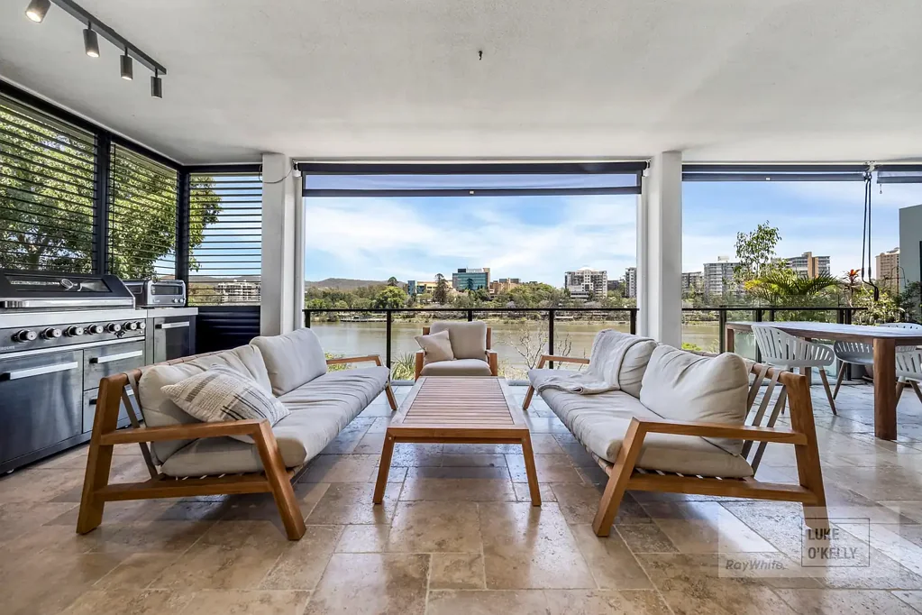 West End 3chambre Spacious 3-Bedroom sanctuary with spectacular river and mountain views