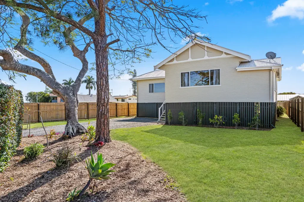 Point Vernon 3Kwarto Coastal Cool in Point Vernon – Polished Floors, Sleep-Out & Serious Charm!