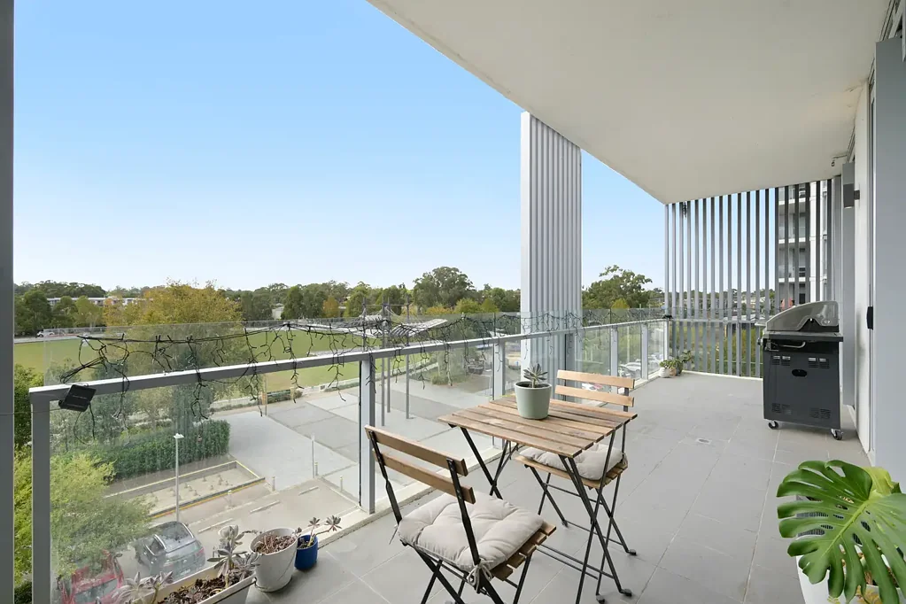 Penrith 2房 Thornton Estate精装公寓 尽享CBD便利 两居室宽敞明亮 东北阳台观景 落地窗采光 优质Omega厨房 卧室带套间 宠物友好 2018年建 楼管管理 Thornton - Stunning, Uninterrupted Oval Views