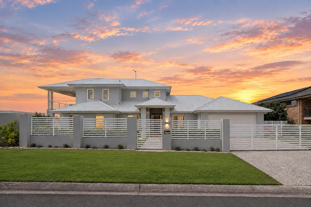 Redland Bay 5બેડરૂમ Grand Hamptons-Inspired Luxury with Bay Glimpses & Resort-Style Pool