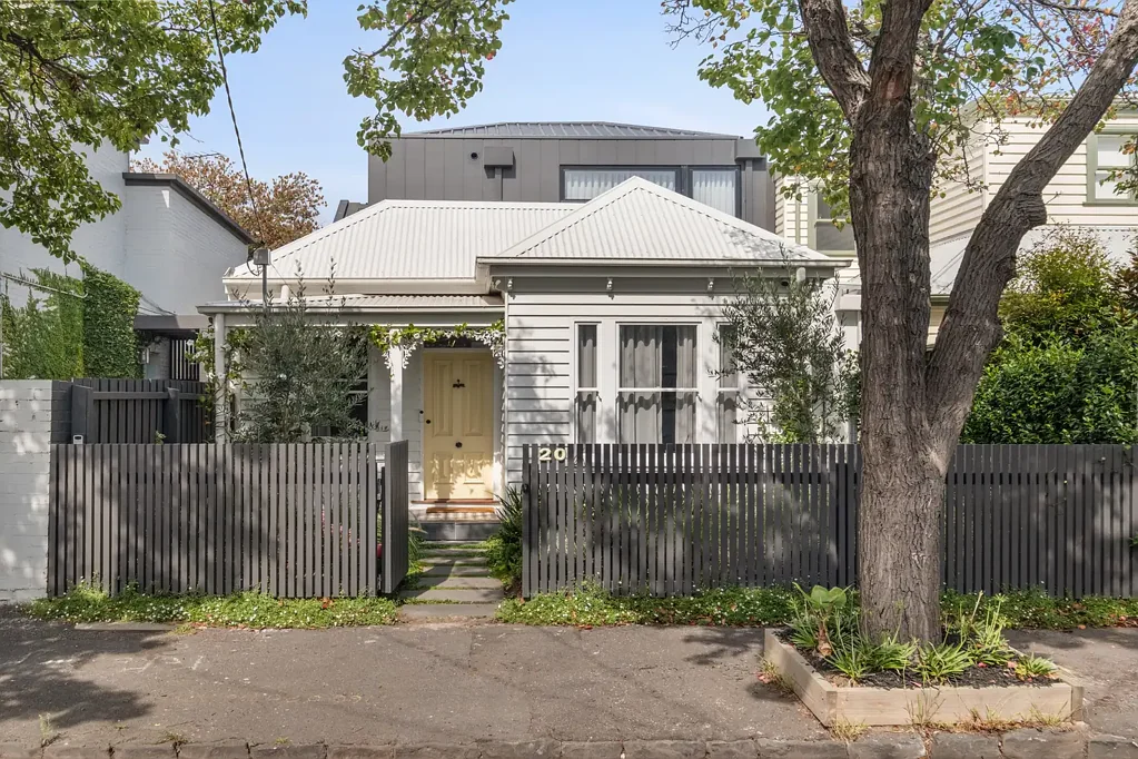 Prahran 3房 历史立面修复 光线充足双层扩 坡屋顶设计 中央庭院采光 起居用餐一体 西向娱乐庭院 精致石材厨房 优质电器集成 上下层卧室套间 供暖制冷齐全 生活便利位置 A Sculptural Residence Of Stone And Light