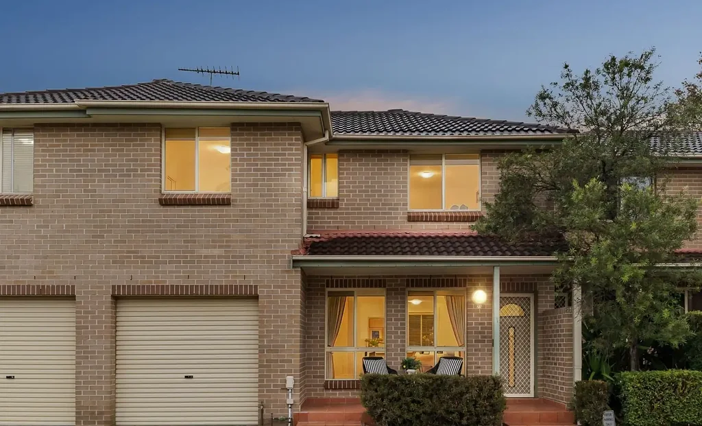 Baulkham Hills 2房 精装现房联排 两个超大卧室 主卧带套间步入衣帽间 豪华厨房不锈钢电器 开放式起居低维护后院 划片优质学校 交通便利近商圈 Turnkey Ready Townhouse - Desirable Baulkham Hills North Enclave!