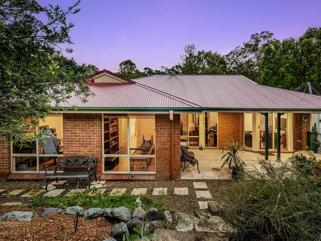 Seventeen Mile Rocks 4कमरा Effortless Family Living with Seamless Indoor-Outdoor Entertaining
