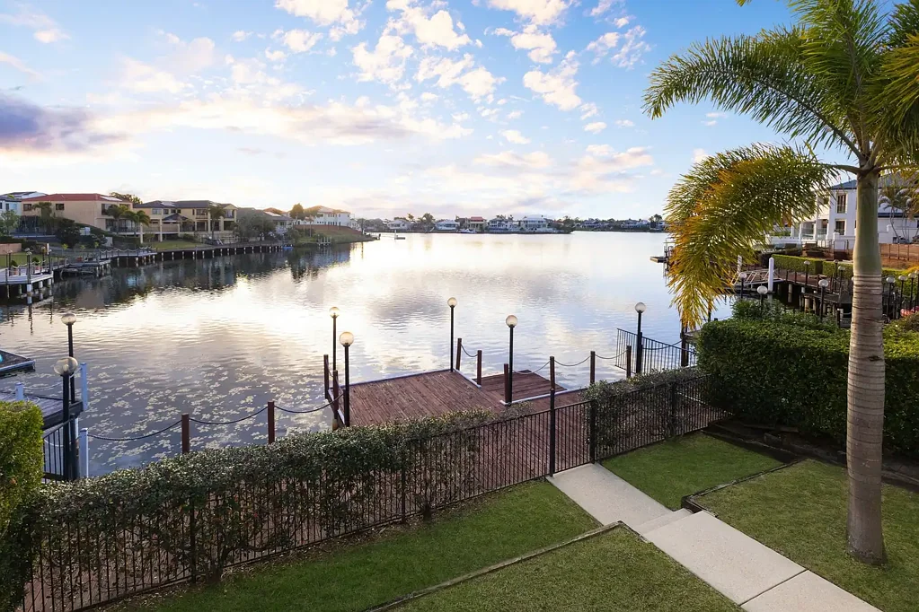 Clear Island Waters 4房  Substantial Waterfront Opportunity in Private Island Enclave