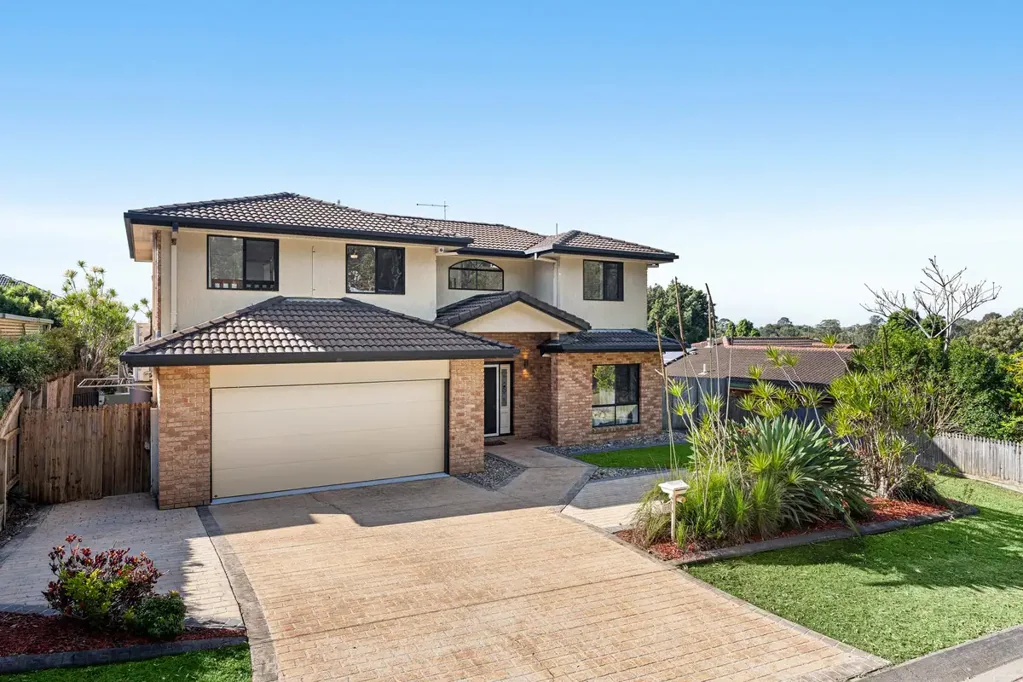 Birkdale 4房 带泳池、多个起居区和三车位停车空间的宏大家庭住宅 Grand Family Living with Pool, Multiple Living Areas and 3-Car Parking