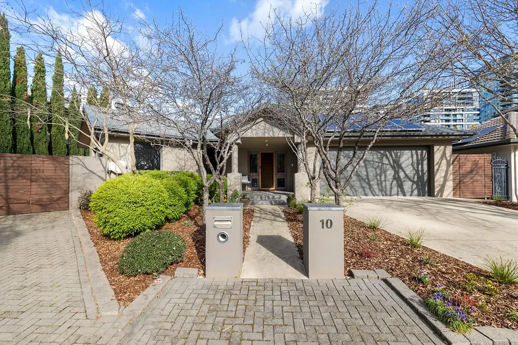 Gungahlin 4房  Spacious Family Living with a Seamless Indoor-Outdoor Connection