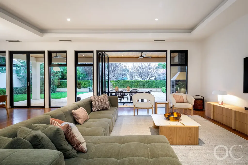 Hyde Park 4Habitaciones Open the Door to a Grand Tudor Reimagined Between Cosmopolitan Icons