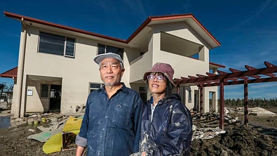 华人亲历洪灾：水淹到屋顶，坐木箱中漂流数小时获救！对灾后重建不抱希望……
